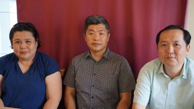 黄益豪（右起）、蔡伟明和陈秋敏，表示将向县长要求展 延呈文件的期限。