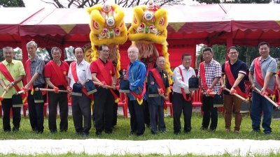 魏家祥（左6）为霹雳武术龙狮总会武术训练中心主持动士仪式。左4起是易沛鸿、马汉顺、丘 志华及潘照南。