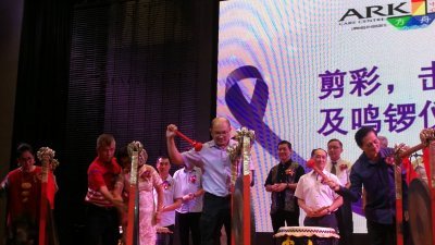 邹裕豪（前排左3）于周六晚上，在五福城北京楼，为方舟休养中心慈善晚宴主持鸣罗仪式。