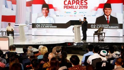 印尼将于4月17日举行总统选举，身为在野党候选人的大印尼运动党主席普拉博沃（右），周六在首都雅加达与寻求连任的总统佐科，进行第4场公开辩论。 