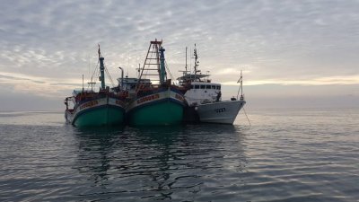 来自柔佛州西部海域的大马海事执法机构巡逻艇发现两艘非法捕鱼越南渔船后，拦截并搜查上述两艘渔船。