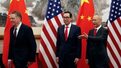 中国副总理刘鹤（右）与美国财长姆努钦（中）和美国贸易代表莱蒂泽，周三在北京钓鱼台宾馆展开第10轮高层级贸易磋商。