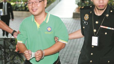 涉嫌挪用州选区公款的罗志兴（左），周四在莎阿南地庭改口认罪，被法官判处监禁3年以及罚款6万6900令吉。
