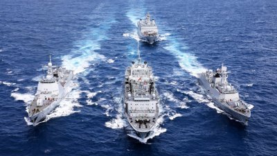 这是中国海军合肥舰编队，执行远海训练任务。美国国防部公布的最新中国军力评估报告，指中国军队威胁日增，寻求在更多面向上与美军竞争。