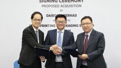 林树坤（左）与陈财坤（右）交换合约，由森德公司董事经理林炳仁见证。