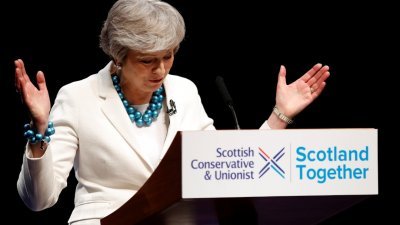 英国执政党保守党，在英格兰和北爱尔兰的地方选举中，遭遇25年来最大滑铁卢，首相特丽莎梅显得无奈。当地时间周五，特丽莎梅前往没有举行选举的苏格兰，在阿伯丁一个保守党大会上发表演说。