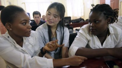 除了美国、欧洲和澳洲，中国也将孔子学院触角扩张至非洲。这是一名中文教师（中）在西非国家尼日利亚的孔子学院，与当地两名学生交谈。