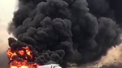 目击者上载至社交平台的影片显示，飞机迫降后底部爆炸起火并喷出黑烟。