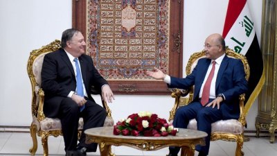 美国国务卿蓬佩奥（左）在巴格达，与伊拉克总统萨利赫会晤，商讨伊朗问题。