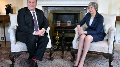 英国首相特丽莎梅（右）周三在唐宁街10号首相府，接见到访的美国国务卿蓬佩奥。