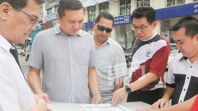 黄思汉（左2）连同发展商和市议员，就蒲种公主城第一区商业区改道计划进行交流。（摄影：徐慧美）