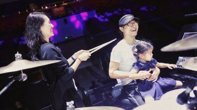 章子怡在与汪峰结婚4周年纪念的日子，于微博上载与女儿醒醒在汪峰彩排的舞台上，一家三口的温馨照。
