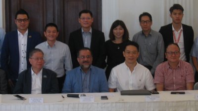 佳日星（前排左3）与世界不动产联盟马来西亚槟城分会的会员交流，探讨业者面对的问题。前排左起为许廷忠、倪传鹏、黄继梁、许祥人及邓秋盈。