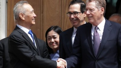 中美贸易谈判周五上午进行了2个小时后结束，中国副总理刘鹤（左）离开场地时，在台阶上与美国贸易代表莱蒂泽（右起）和美国财政部长姆努钦道别。