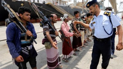 也门武装组织“青年运动”准备撤离荷台达省的塞利夫港，海岸警卫官员与他们握手告别。