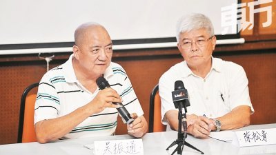 513事件幸存者吴振通（左）对50年的冲突事件依然历历在目，右为陈松青。（摄影：伍信隆）