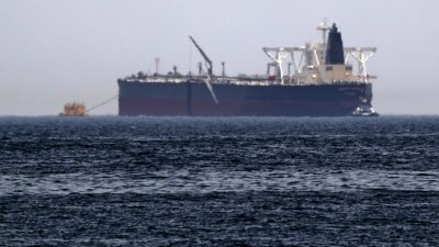 沙地阿拉伯官方新闻社引述能源部长法利赫称，两艘沙地油轮在阿联酋富查伊拉外海遭遇“破坏行动攻击”，严重受损，但无人伤亡，石油也未外泄。这是其中一艘受到破坏的油轮。