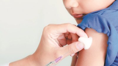 是否为孩子注射疫苗，国内家长呈两极化的看法，而政府强制父母为孩子注射疫苗的政策，目前也已进入最后阶段。