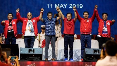 独立民调显示，菲律宾总统杜特蒂（左3）支持的多名参议院候选人大部分会获胜，这无疑有助于他在国会推动其政治改革。