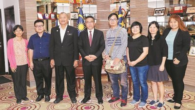 阿德里（右5起）接受马六甲中文媒体联访后，一起合影。右为《东方日报》马六甲办事处助理主任魏美琪。