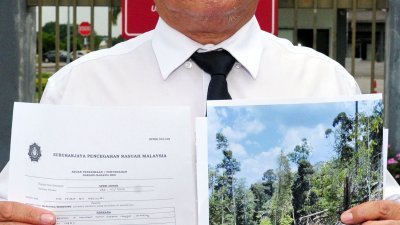 凯鲁丁针对丰盛港宁娥森林保护区出现非法伐木事件，周二上午到柔州反贪会投报。（摄影：杨金森）