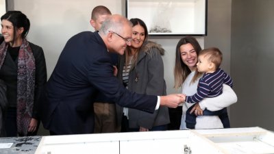 距离周六的大选不到1周时间，澳洲总理莫里森（左2）周一展开拉票活动，访问悉尼郊外城镇的居民。