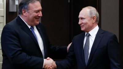 俄罗斯总统普京（右）周二在索契接见到访的美国国务卿蓬佩奥。蓬佩奥是是近10个月以来，和普京会面的最高级美国官员。