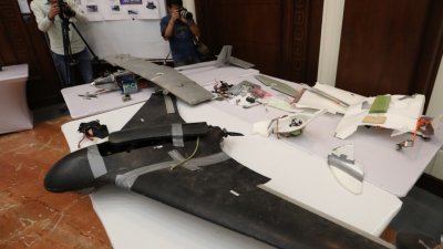 获伊朗支持的也门叛军“青年运动”承认用无人机袭击沙地的石油管道。图为阿联酋武装部队在去年6月，展示“青年运动”用于也门内战的无人机。