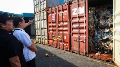 50个装有垃圾的货柜箱，在2014年从加拿大运到菲律宾首都马尼拉的港口。加拿大当局承诺回收，但这些货柜箱至今仍留在菲律宾。
