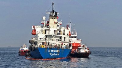 波斯湾地区紧张情势升级，有4艘载运原油的油轮早前在霍尔木兹海峡外海，遭受不明攻击。这是其中一艘遇袭的阿联酋燃料补给船，外部未见受损，但船身朝右侧倾斜。
