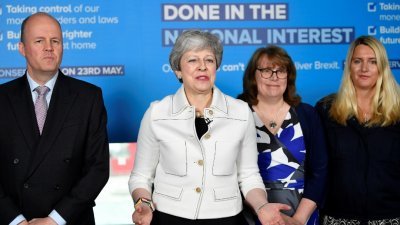 英国首相特丽莎梅（左2）在布里斯托尔，出席欧洲选举的竞选活动。特丽莎梅在与时间赛跑，希望能如期脱欧，但她与工党的谈判破裂，脱欧进程停滞。