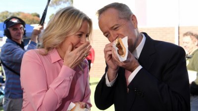 澳洲在野党工党党魁肖特，和妻子在投票所一同吃“民主香肠”三文治。