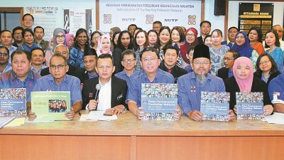 全国教师专业职工会表明，反对教育部要求教师参与“马来西亚大学英语测试”（MUET）考试。左起锺惠珊、阿末马力、拉威达、阿米努丁、陈发福、马慕、苏珊阿达及法兹里。