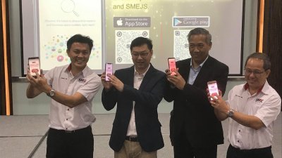 陈天聪（左起）、潘伟斯、江华强及郑己胜，为手机应用程式《SMEJS》主持推介礼。