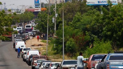 在美国的经济制裁之下，委内瑞拉各地面临无油可加的困境。排队加油的车潮，最长已蔓延1.6公里。