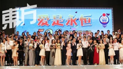 48对新人在新山中华公会集体注册结婚，共结连理。（摄影：刘维杰）