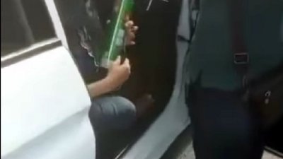 网传视频显示，拖欠车贷的女子朝要拖走其轿车的拖车员喷射蚊油，并高喊救命。