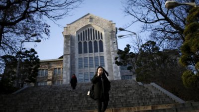 这是位于韩国首尔有名的梨花女子大学的校园。近年出现众多中国大学教师到韩国攻读博士的现象，受到韩国媒体关注。