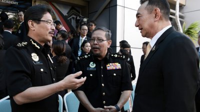 阿占巴基（左）周二出席马来西亚反贪学院（MACA）为泰国反贪会官员举办的反贪培训课程闭幕典礼后，与泰国国家反贪会首席专员萨达潘（右）交流。
