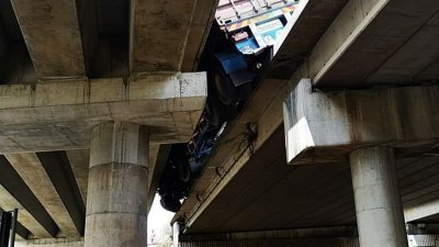 罗里因意外卡在两座桥梁之间，影响天桥底下往来打扪及怡保的交通。