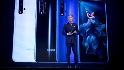 荣耀总裁赵明于周二在伦敦的发表会上，介绍3部Honor 20系列手机。