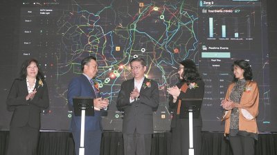 阿里云与马来西亚智能交通系统管理公司Sena Traffic Systems周四宣布合作，在国内建立智能交通管理系统。左起为黄婉冰、陈文福、陈传伍、袁千和苏丽娜苏克里。（摄影：伍信隆）