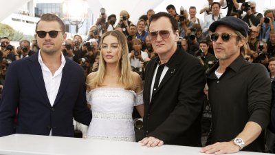 导演昆汀塔伦天奴（ 右2） 率领主要演员里奥纳度狄卡比奥（左起） 、玛歌萝比及毕彼特一同出席《好莱坞往事》康城影展记者会。