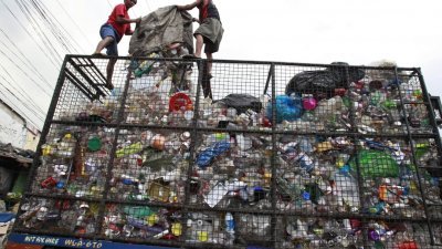 绿色和平组织不断呼吁马尼拉当局，签署“巴塞尔禁运修正案”，因为这可防堵外国以“回收”为幌子，运送其他危险废弃物的漏洞。这是工人在马尼拉，将一袋的废弃塑胶瓶倒入货车。