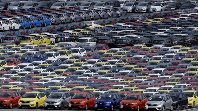 对于许多汽车制造商而言，美国汽车市场是关键的获利中心，每年美国市场的销量约1700万辆。但中国的重要性迅速上升，2018年销量达到2800万辆，目前正吸引全球车厂的大力投资。这是大批丰田汽车在东京南部的横滨港口准备出口。