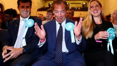 英国“脱欧党”创党党魁法拉奇，在得知在欧洲议会选举报捷后，不禁难掩激动地鼓掌。此次欧洲议会选初步的结果显示，民粹和极右党派成为了大赢家。