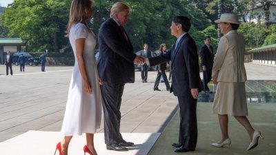 美国总统特朗普和夫人马拉尼亚周一早到访皇居，是日本迎接令和时代后，新天皇德仁接待的第一名国宾，德仁和皇后雅子亲自迎接，特朗普仅与德仁握手未鞠躬。