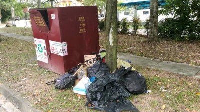 环保回收箱遭滥用，民众乱丢垃圾，衍生卫生问题，古来市议会采取行动限令非政府组织移除。