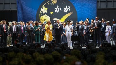 美国总统特朗普和夫人马拉尼亚在日本首相安倍晋三夫妇陪同下，周二早登上日本海上自卫队护卫舰“加贺”号参观，并向在场的自卫队队员和美国海军演说。
