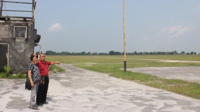 何江湖（右）呼吁霹雳州政府将太平德卡飞机场宪报为飞机场保留地，并发展小型飞机载游客服务，左为林庭绰。